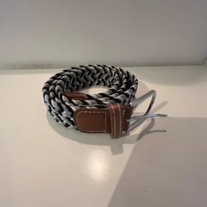 Flätat bälte (helt nytt) - Säljer detta snygga flätade bältet till ett bra pris🤩