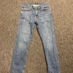 Blå jeans från Lee - Säljer ett par snygga jeans från Lee. Nästan helt nya i skicket och knappt använda.