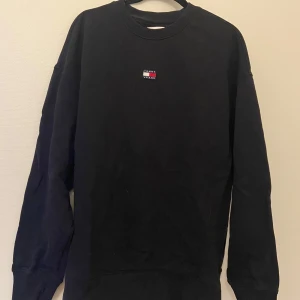 Svart sweatshirt från Tommy Hilfinger stl M - Säljer en klassisk svart sweatshirt från Tommy Hilfinger. Endast använd 2 gånger. Mycket fint skick. 