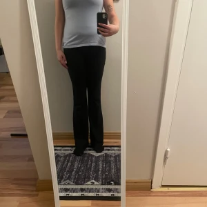 Ljusgrå ärmlös linnetopp - Säljer en ljusblå  ärmlös linnetopp i mjukt material. Toppen har en tight passform och rund halsringning, perfekt för varma dagar eller som lager under andra plagg.