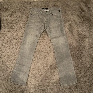 Grå jeans från Replay slim fit - Snygga grå jeans från Replay i en klassisk straight fit. De har en stilren design med fem fickor och knappgylf. Perfekta för en avslappnad look. Riktigt eftertraktade och typ nya. Först till kvarn!! Storlek L32 W32