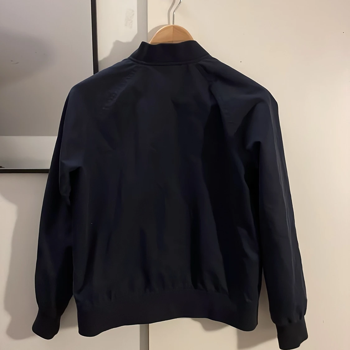 Mörkblå bomberjacka från GANT - 1