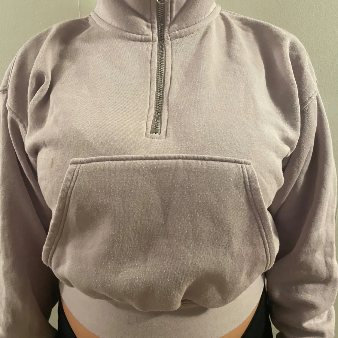 Ljuslila croppad hoodie med dragkedja - 2