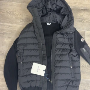 Moncler cardigan - Säljer min feta moncler cardigan som man kan matcha med feta outfits. Den är helt oanvänd och fräsch. 