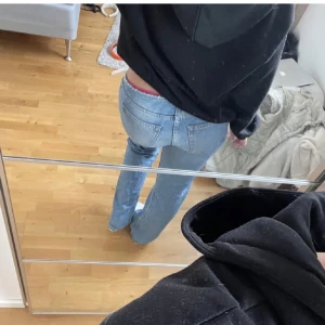 Blå jeans med rak passform - Blå Lågmidjade jeans med rak passform. Anväbda 2 gånger och säljer pågrund av att de inte längre passar