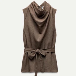 Brun festtopp från Zara - Säljer denna superfina bruna festtoppen från Zara i storlek S🤎. Endast använd en gång så alltså i superfint skick. Köparen står för frakt📦💓.