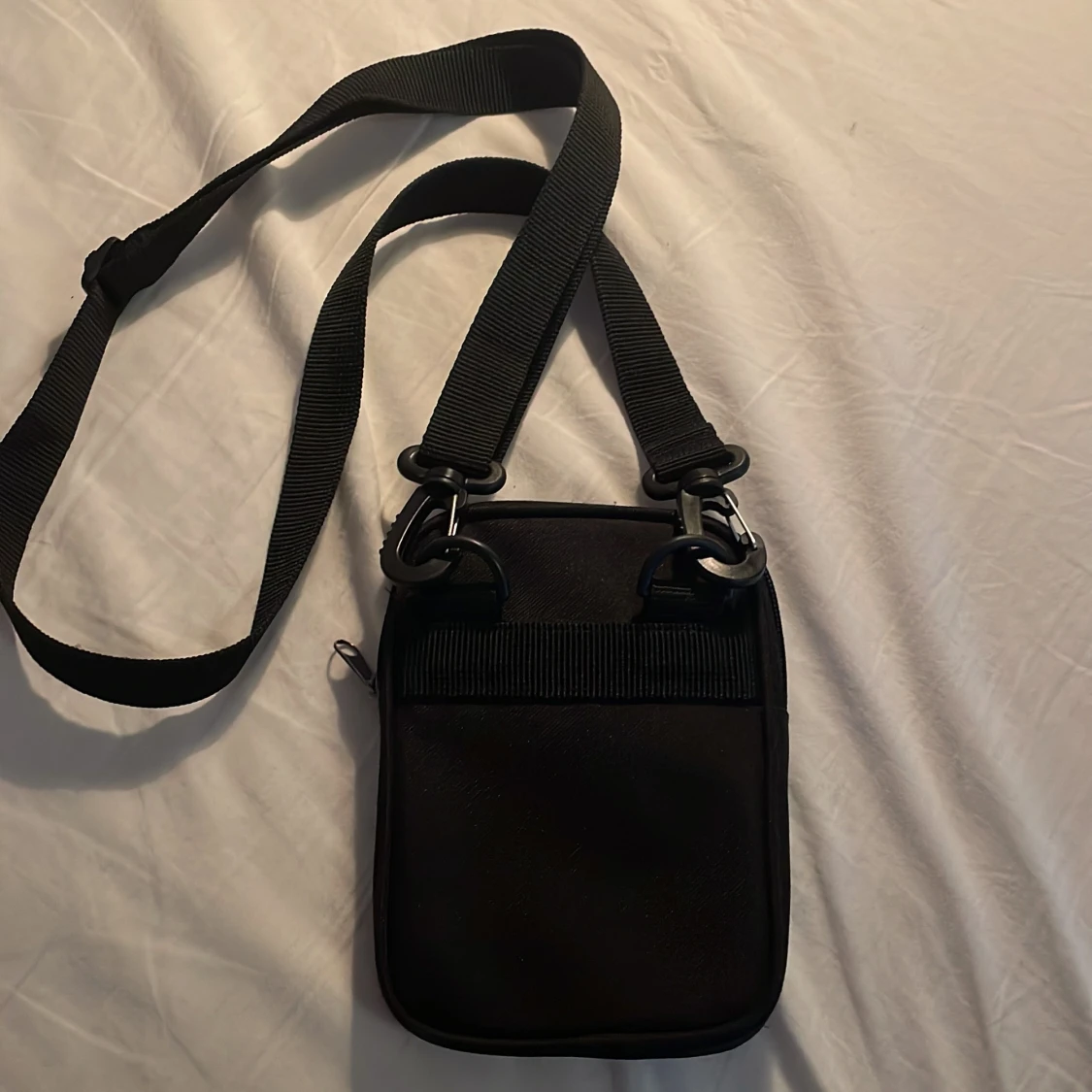 Svart axelväska från lylescott med gul logotyp ny pris runt 350 cm,nästan helt oandvänd! - 1