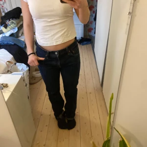 Mörkblåa lågmidjade raka jeans - Super snygga raka jeans som är lågmidjade. Mörkblå med bruna sömmar!