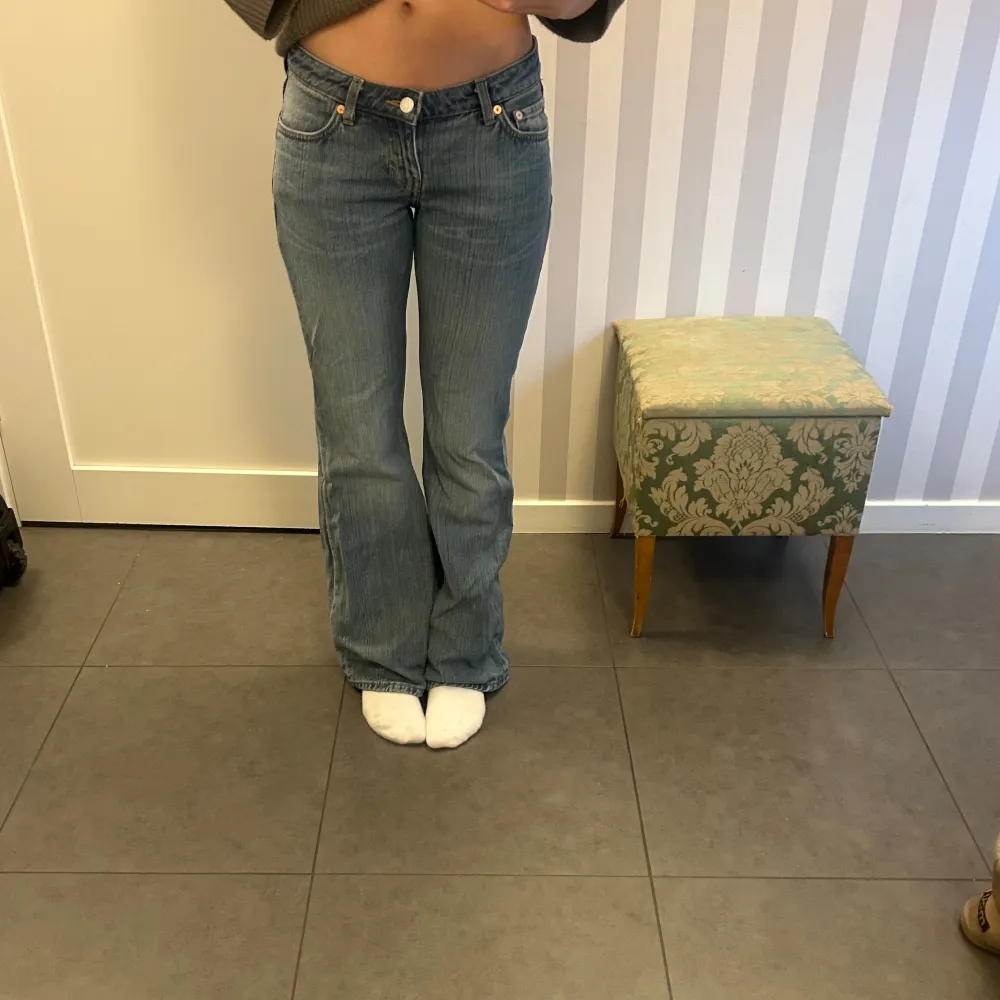 Säljer dessa jeans från weekday så de inte kommer till användning. Använda väldigt sparsamt, endast en liten slitning längst ner på ena benet annars superfint skick. Innerbenslängden är 82 cm, midjemåttet 36 cm tvärs över. Skriv vid frågor🥰. Farkut & Housut.