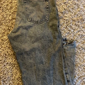 Sweet skateboards - Ett par acid wash baggy jeans från Sweet skateboards/ Junkyard. Heelbite på båda benen därav priset. Storlek xs eller ungefär 30x30 orginalpris 699
