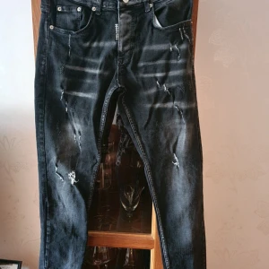Svarta Dsquared2 jeans - Använda 1 gång dem passade inte mig. Dsquared2 jeans svarta slimfit