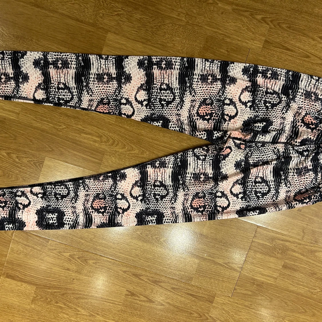 Mönstrade träningsbyxor med ormskinnsmönster, storlek 158-164 - 1