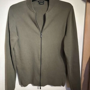 Grön  kofta från Massimo Dutti - Säljer den då den inte passar mig. Kan gå med på annat pris vid snabb affär 