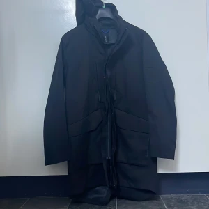 Svart parkajacka från Selected Homme - Snygg svart parkajacka från Selected Homme i storlek M. Aldrig använd, nypris 1999kr pris går att diskuteras. 