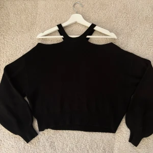 Svart croppad tröja med axelband - svart stickad tröja utan axlar, så fin!!