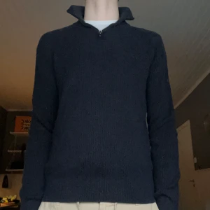 Half zip tröja - Säljer en sjukt stilig half-zip från dressman. Den är i storlek S och i ett väldigt stretchiga material. Köpte den sommaren 2023 för 600kr och den har använts fåtal gånger så den är i väldigt fint skick! Vid fler frågor och funderingar är det bara att höra av sig! Priset är självklart diskuterbart.