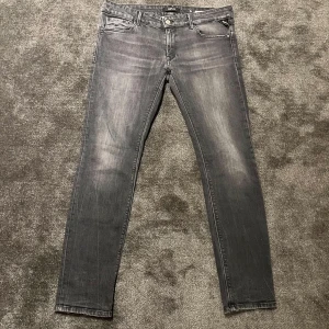 Grå jeans från Replay - Snygga grå jeans från Replay med en modern slim fit passform. De har en klassisk femficksdesign och en diskret Replay-logga på bakfickan. Perfekta för en stilren look.     Modellen är 167. hör av dig vid minsta lilla fundering😉