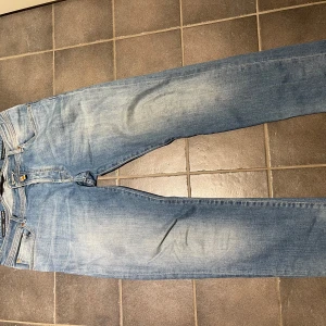 Jacob Cohen jeans - Snygga blå jeans från Jacob Cohen i en klassisk straight fit. De har en stilren design med fem fickor och en knappgylf. Märkesdetaljer syns på baksidan med en läderpatch. Perfekta för en avslappnad stil. Knappt använda.