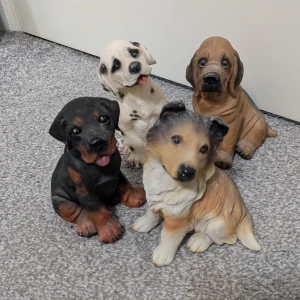 Dekorativa hundstatyer i keramik - Charmiga realistiska hundstatyer i keramik lite dammiga men går att rengöra. Alla 4 för 80 eller en för 30!