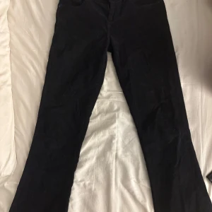 Svarta byxor - Byxor från ltb, nypris 749 kr. Manchester.