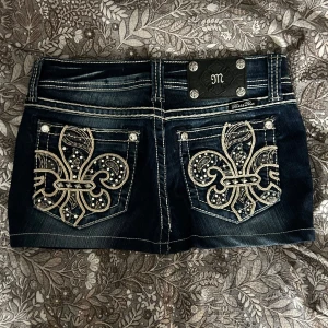 Miss me jeanskjol - Intressekoll‼️ på den här fina miss me jeanskjolen ❤️ midjemått rakt över- 36cm