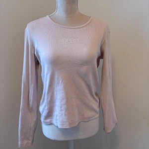 Ljusrosa långärmad tröja från Esprit - Säljer en ljusrosa långärmad tröja från Esprit. Små ljusa fläckar på framsidan av en av ärmarna