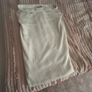 Vit lång kjol  från Heartbeats - Säljer en stilren vit lång kjol från Heartbeats. Kjolen har en enkel och elegant design som passar perfekt för olika tillfällen. Den är i en smickrande passform och har en mjuk och bekväm känsla.