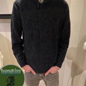 Mörkblå stickad tröja från Weatherproof - Säljer en snygg mörkblå stickad tröja från Weatherproof. Tröjan har ett diskret mönster och en hög krage med knappdetalj. Perfekt för kyliga dagar. Skön material och är köpte i usa. Knappt använd perfekt för vädret nu som håller dig varm ❄️🌊