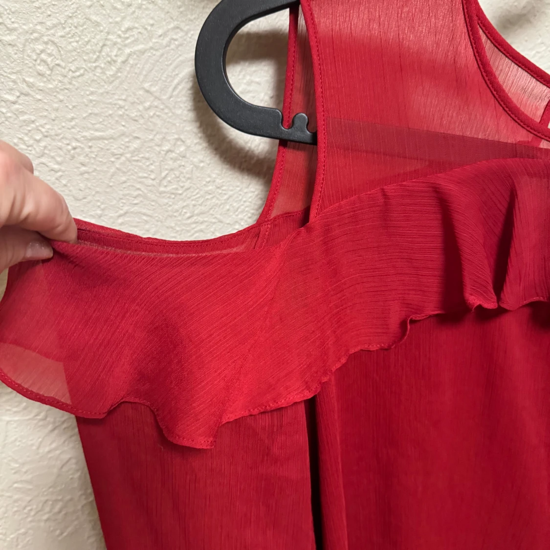 Röd ärmlös blus med volangdetaljer - 2