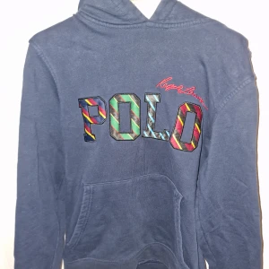 Ralph Lauren Hoodie - Tjena😁 säljer min snygga och unika Raffe hoodie här✔️ Nypris: ca 2000kr🫣 Mitt pris: 699kr🤯 Tar självklart byten också❗️ Storlek S🤝