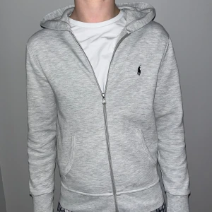 Polo Ralph Lauren zip hoodie - Polo Ralph Lauren zip hoodie i storlek XS, sparsamt använd i bra skick, modellen på bilden är 188 och tröjan är lite för kort. Hör av dig vid frågor.