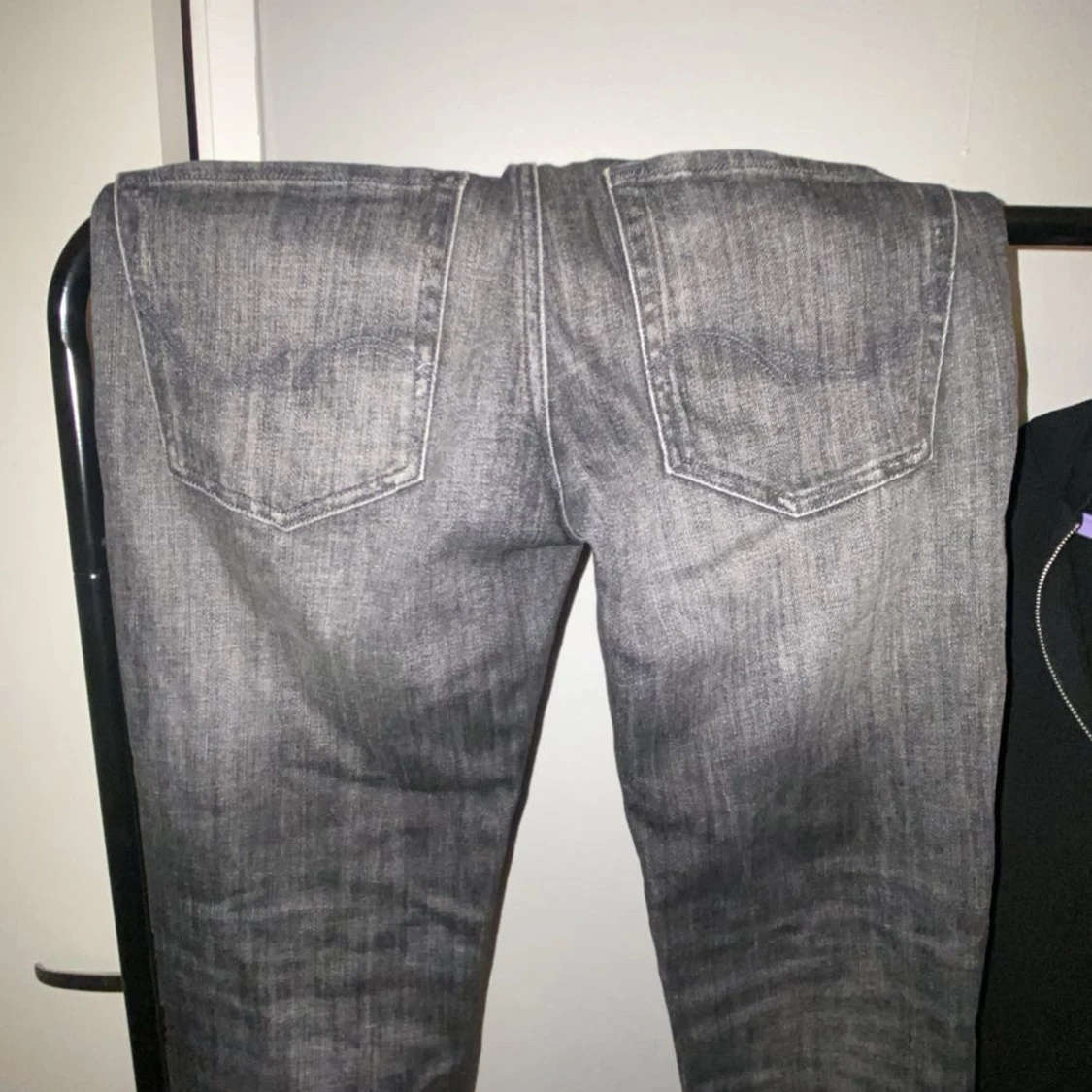 Grå jeans med slitningar - 2
