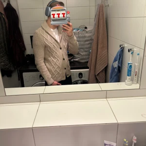 Cardigan från Massimo Dutti - Tja! Nu säljer jag en stilren beige stickad kofta från Massimo Dutti. Koftan är använd under hösten så skick är 9/10. Storlek M men skulle säja att den även sitter som S. Kontakta gärna vid frågor, pris ej hugget i sten:)