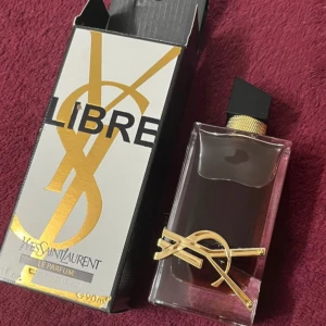 Yves Saint Laurent Libre Le Parfum - Elegant parfym från Yves Saint Laurent i en stilren glasflaska med guldiga detaljer och svart lock. Doften är lyxig! 💘