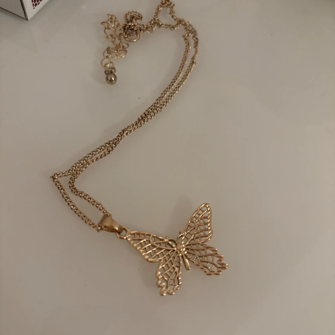 Guldigt fjärilshalsband