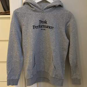 Gråmelerad hoodie från peak performance i storlek 160 barn. Använd några gånger men inga defekter. Pris kan diskuteras