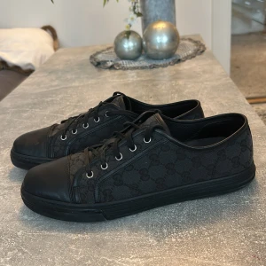Gucci skor - Säljer dessa Gucci ”Canvas”  skor i storlek 44. Väldigt fräscha och efterfrågade. Lätt att klä sig i passar till allt