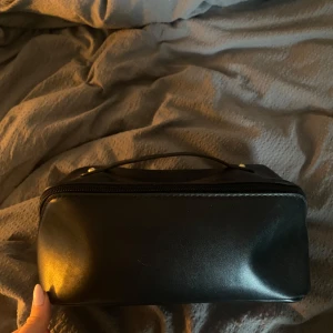 Svart necessär  - Svart necessär från SHEIN. Använd som smink necessär någon gång. 