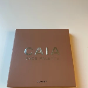 Face Palette Classy från CAIA - Säljer nu min classy palett från Caia eftersom jag bara använder bronzern och contouren. Köptes i höstas på NK, nypris 445 kr men är tyvärr lite mörk för mig.  Plasten på spegeln sitter kvar och den postas i orginalförpackningen.