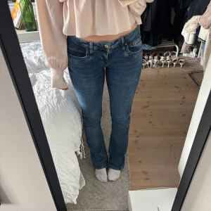 Ltb valerie jeans  - Superfina lågmidjade bootcut jeans från Ltb i modellen valerie i storleken 28x32 😊
