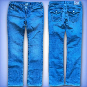 True religion jeans - Ett par fina lågmidjade true religion jeans i ett fint skick! 💙.                                                                     Midjemått tvärs över : 39,5cm💙.                                   Innerbenslängd: 83cm💙