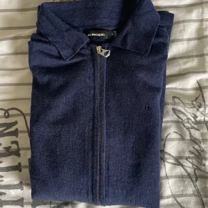 Mörkblå zip från J.Lindeberg - Säljer denna sköna Hel zip tröjan i merinoull från J.lindeberg. Riktigt skön tröja. Skriv om du har minsta fundering 