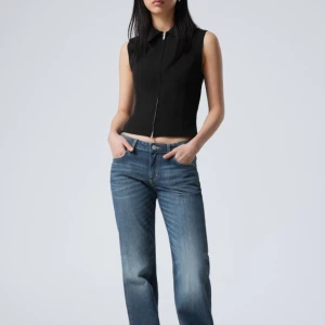 Weekday jeans  - Ljusblå weekday jeans i modellen arrow och i färgen blue fade. De är lågmidjade och raka. Sparsamt använda. Nypris 590kr. w27 l 32 