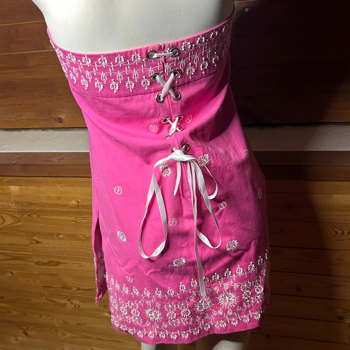 Rosa axelbandslös klänning med broderi - 2