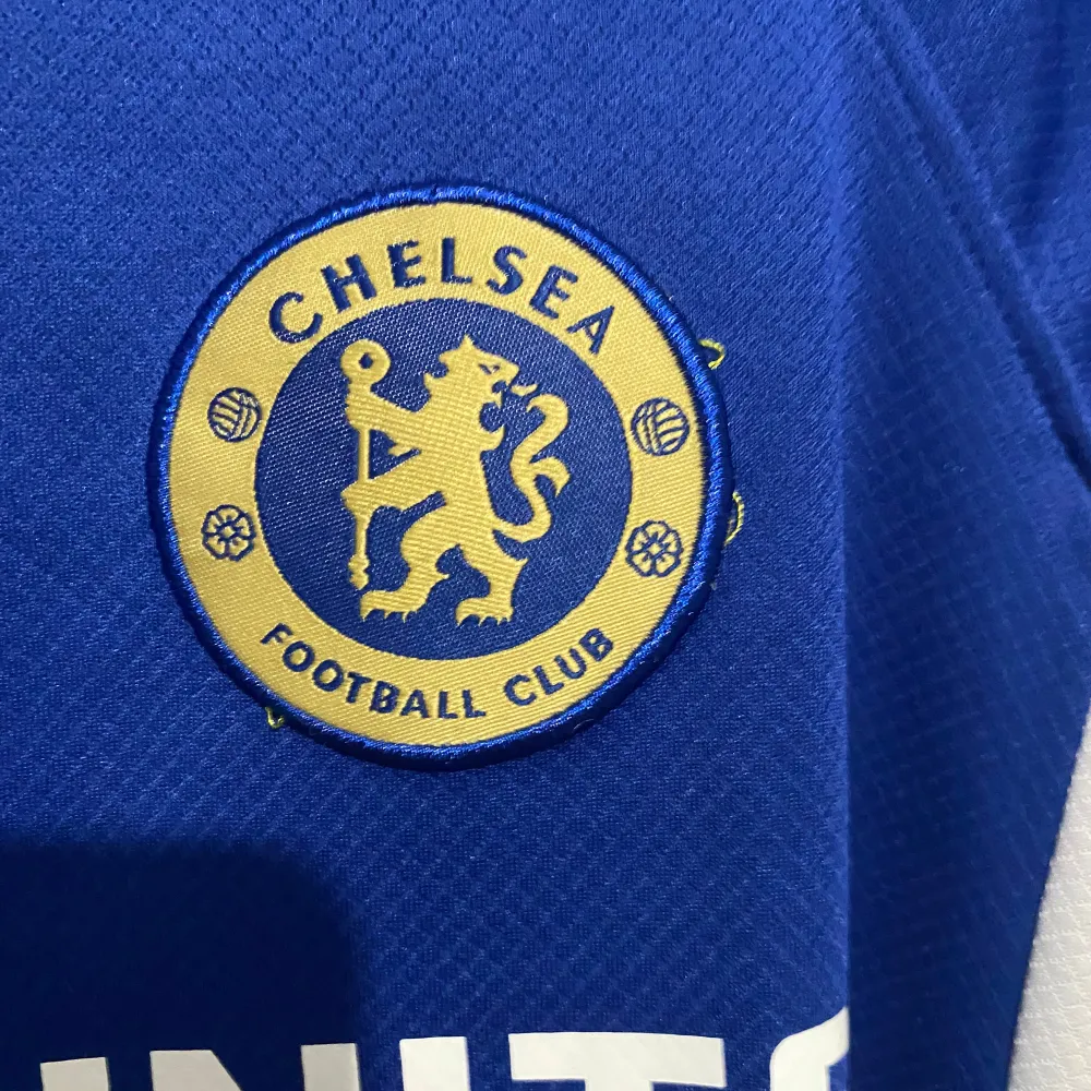 Säljer ett Chelsea fotbolls kit. Köpte förra sommarn men knappt använt. Legat i min garderob. Size M. T-paidat.