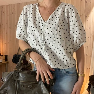 Prickig blus - Trekvartsärmad blus❤️❤️