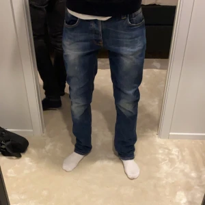 Nudie jeans - Riktigt snygga nudie jeans, grim Tim, alltså slim fit, storlek 31/32, passar riktigt bra på mig (183 och väger 70kg) passar riktigt bra med alla färger till tröjan och är i galet bra skick, nypris ligger runt 1700-1800kr