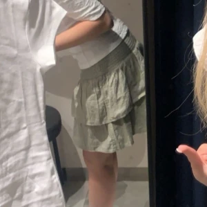 Volang kjol  - Väldigt vår/somrig kjol i en ljus grön färg  från barn avdelningen i storlek 146/152 , passa mig som annars har xs eller s. Väldigt skön i midjan, lätt o styla , går även att använda som en topp!!