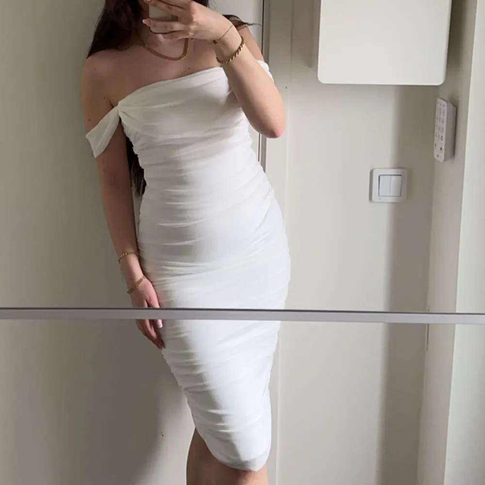 Säljer en elegant vit offshoulder klänning med tight passform. Endast använd 1 gång och inga defekter. . Mekot.