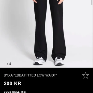 Svarta byxor 'Ebba Fitted Low Waist' - Snygga svarta byxor med låg midja och en figurnära passform. Perfekta för en stilren look. Byxorna har en klassisk design som passar till många olika tillfällen. Aldrig använt!